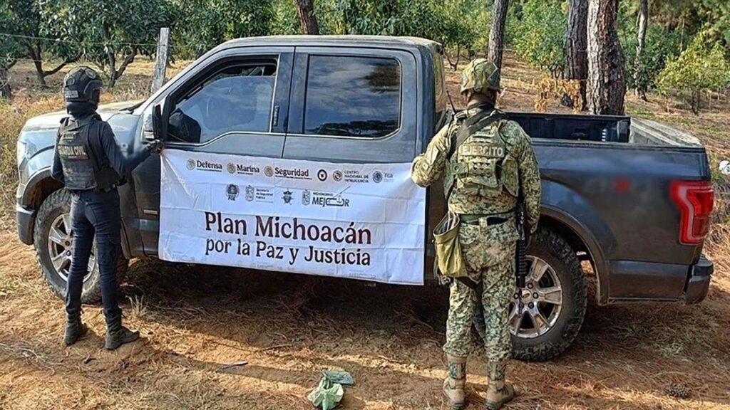 Efectivos detienen a cinco personas en Michoacán