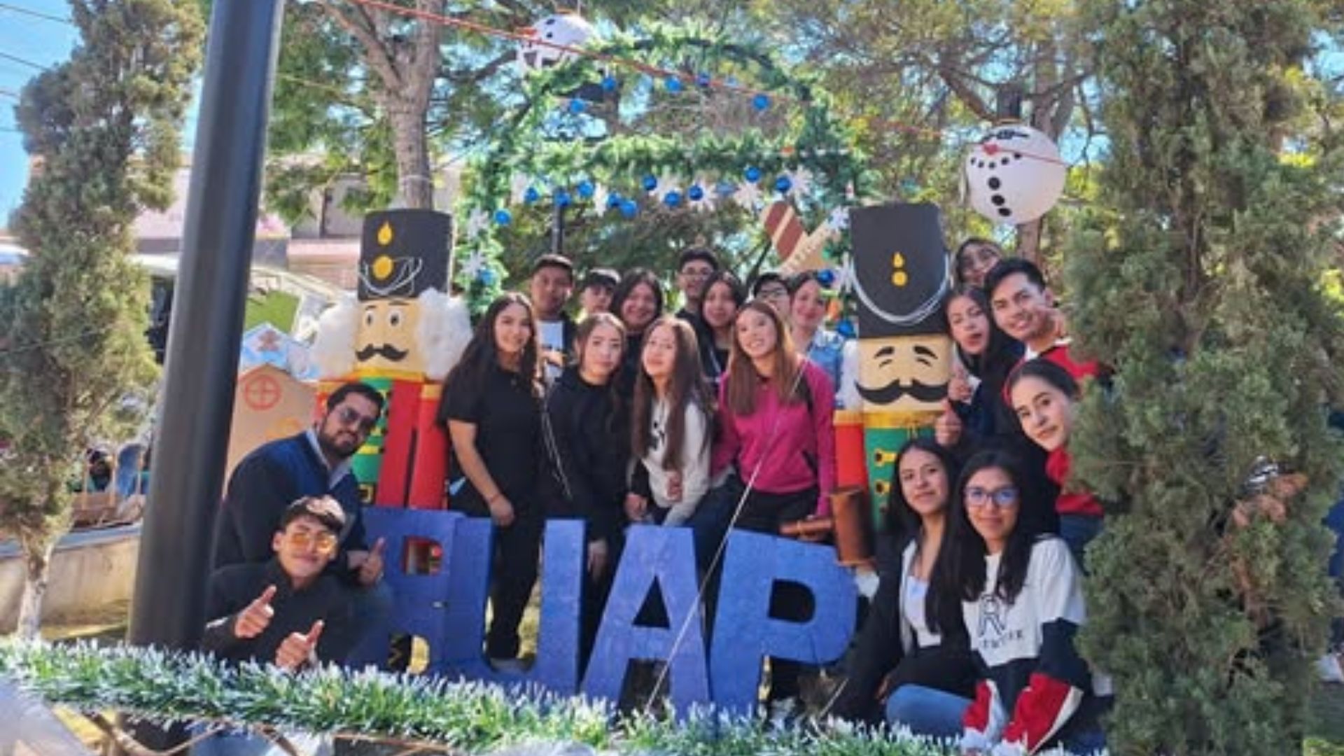 Estudiantes de escuelas en Cd. Serdán colocan adornos navideños en parque local