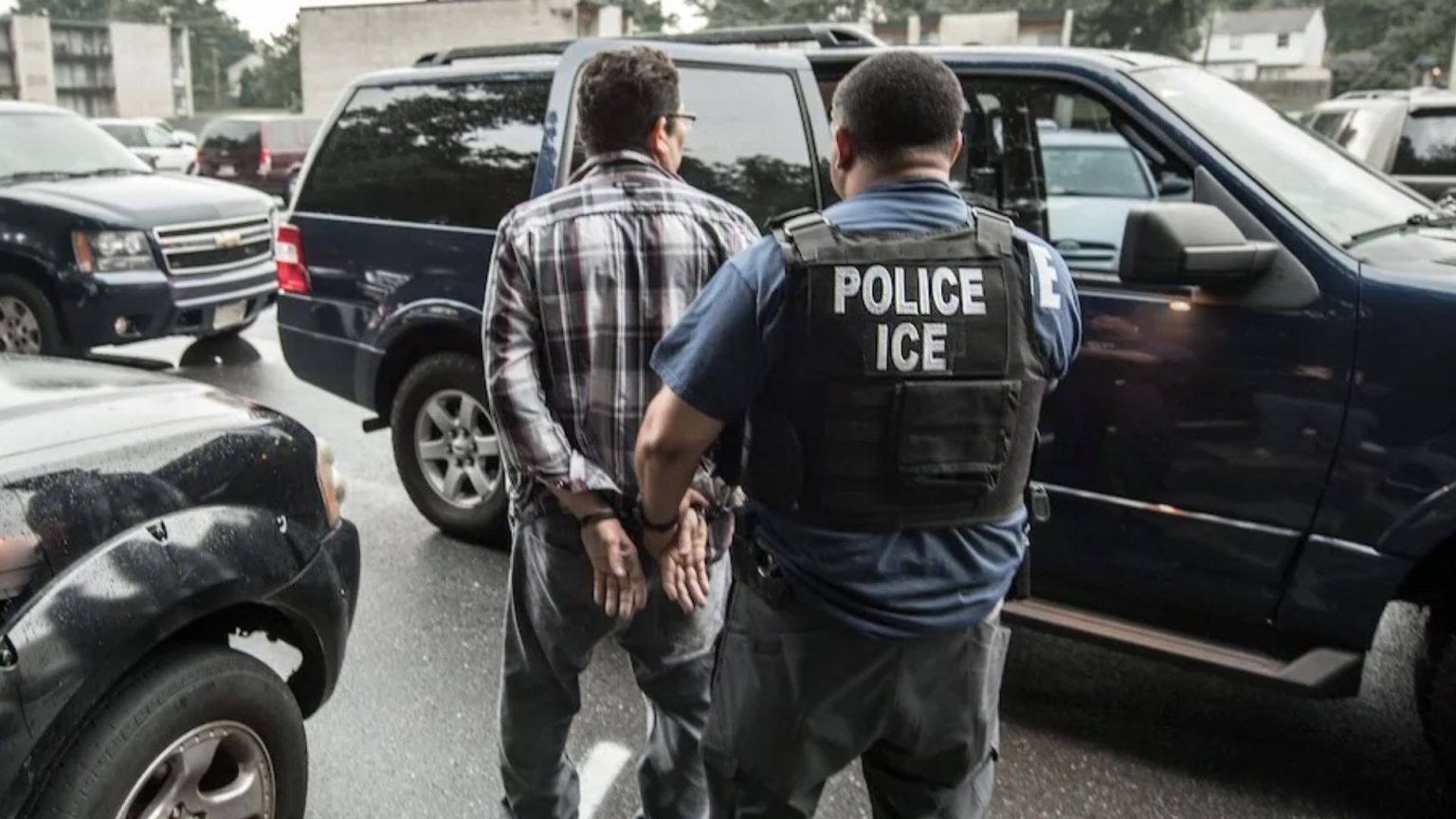 Estados Unidos habilitará almacenes industriales para capturar migrantes