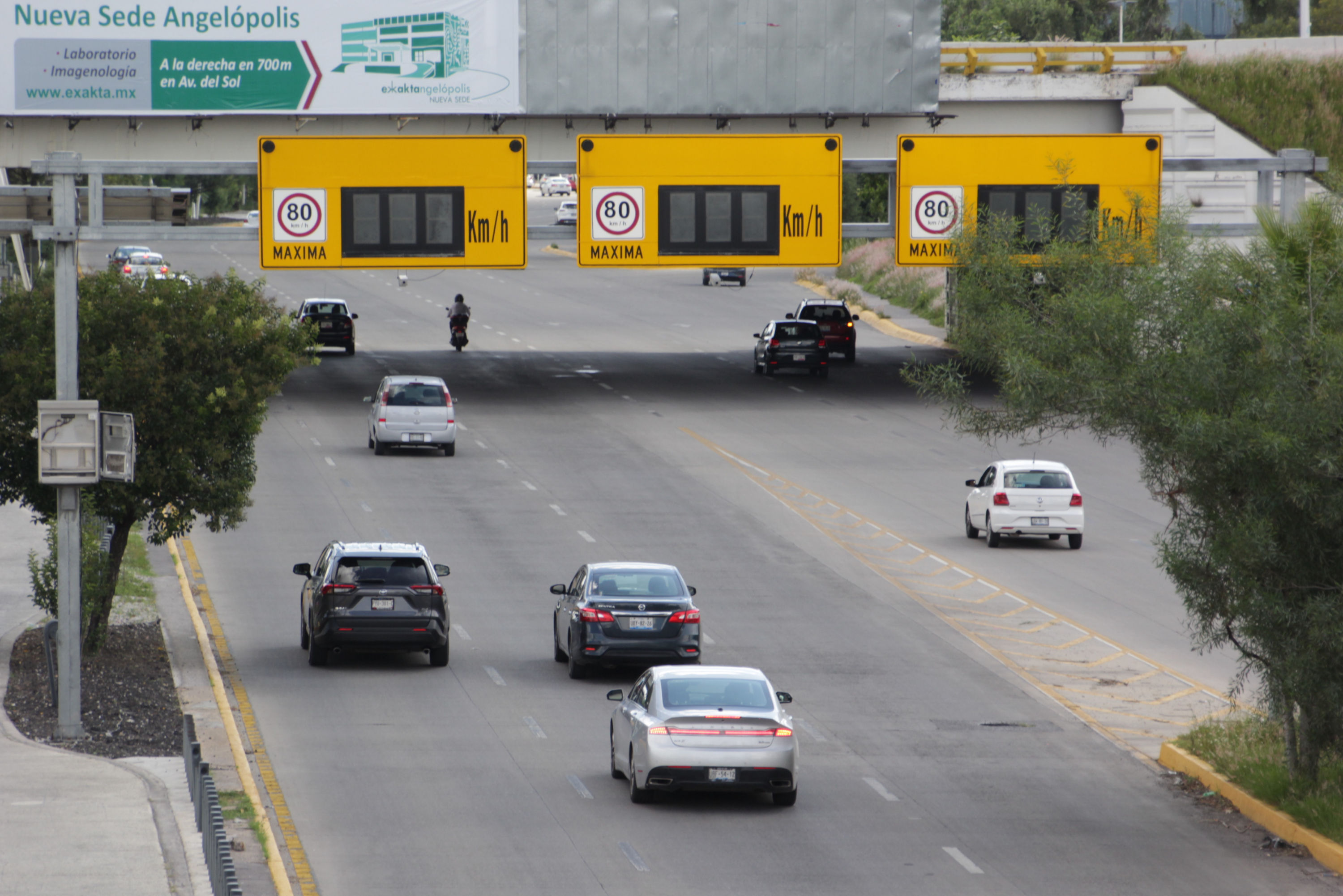 Reducen 20 por ciento multas por exceso de velocidad en Puebla; ubican agrupación de autos 