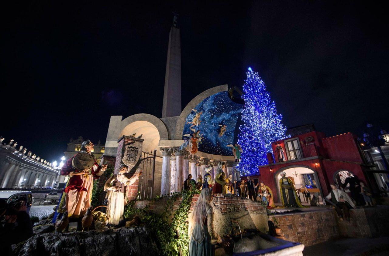 Encienden Árbol de Navidad de más de 25 metros en la Plaza de San Pedro 