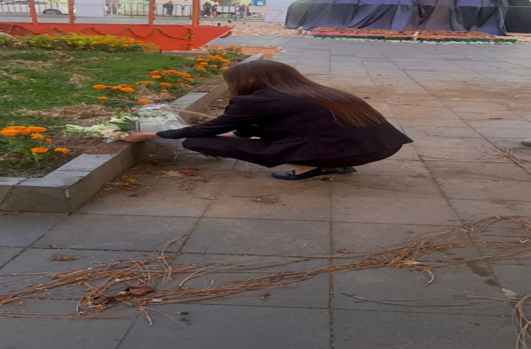 Grecia Quiroz visita el lugar donde fue asesinado Carlos Manzo hace un mes 