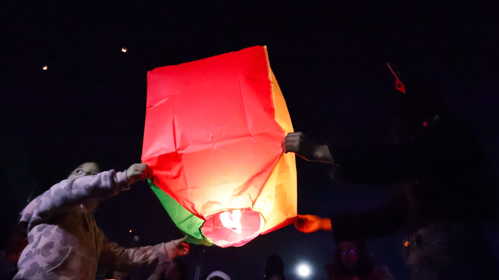 Entre globos de cantoya, luces y alegría encienden el Árbol de navidad en Panotla 