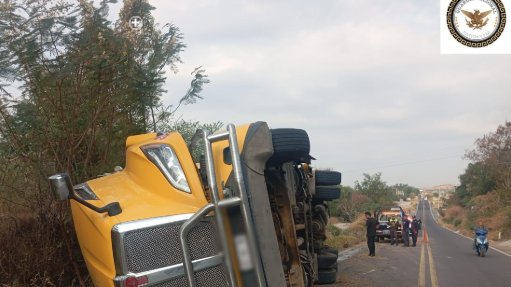 Volcadura provoca cierre parcial en Carretera Santa Bárbara-Izúcar de Matamoros 