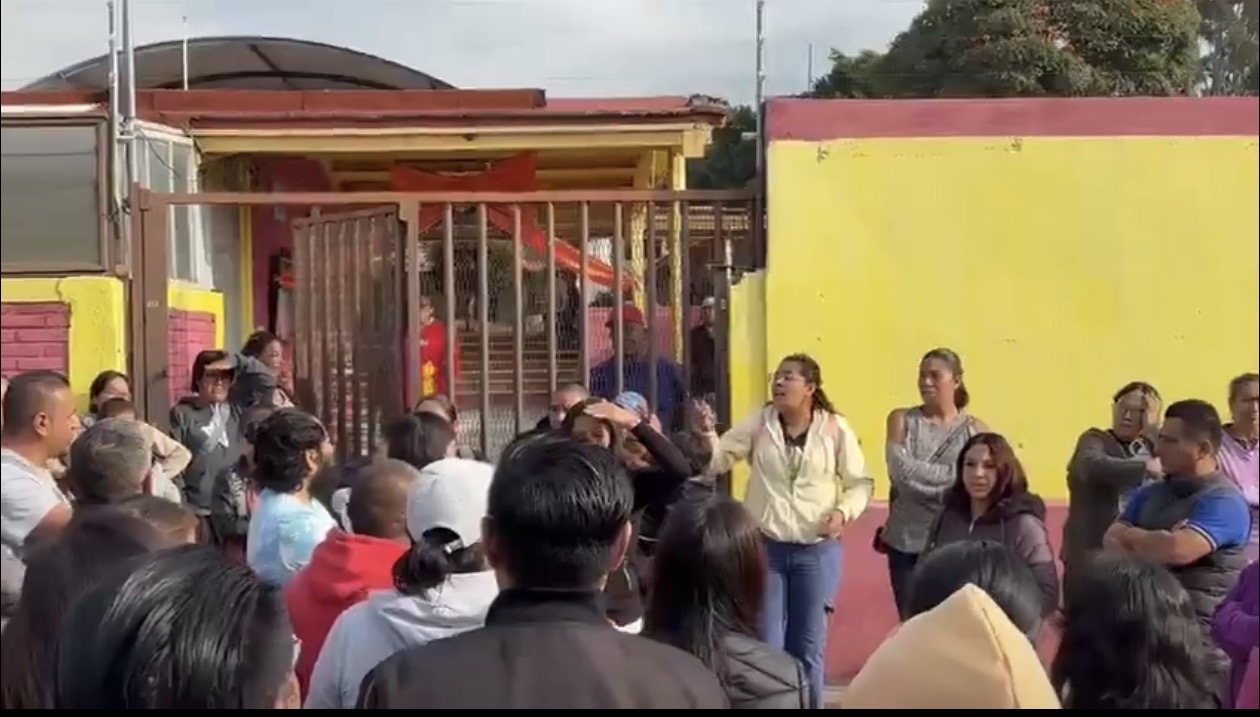 Padres de familia de primaria en Atlixco protestan contra directora por malos manejos 
