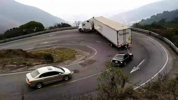 Atacan a balazos a tractocamión en la autopista Puebla-Orizaba 