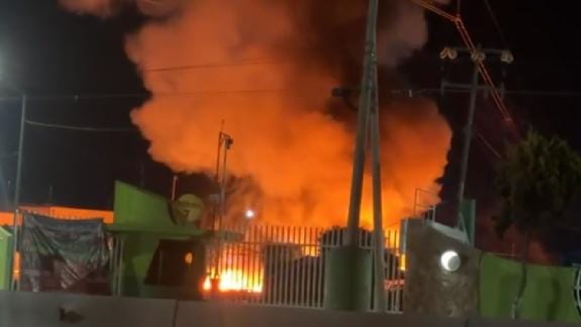 FGE inicia investigaciones por incendio en Central de Abasto de Huixcolotla