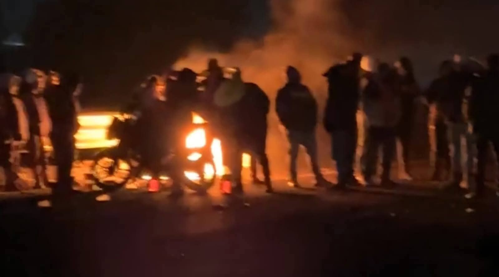 Se cumplen 12 horas del bloqueo en la autopista Puebla-Orizaba 