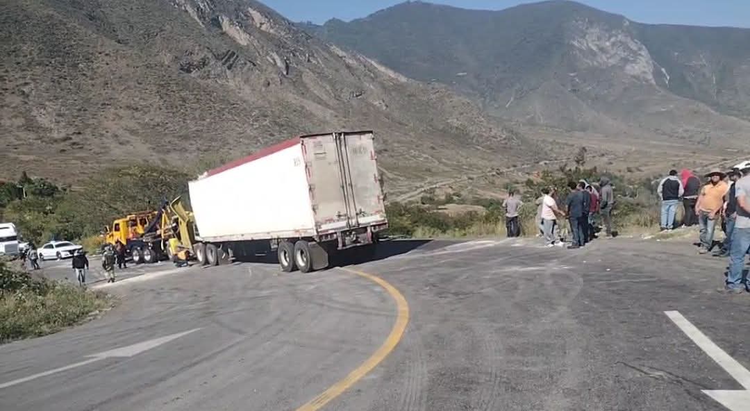 Volcadura de tracto camión sobre la federal Tehuacán-Orizaba provoca rapiña 