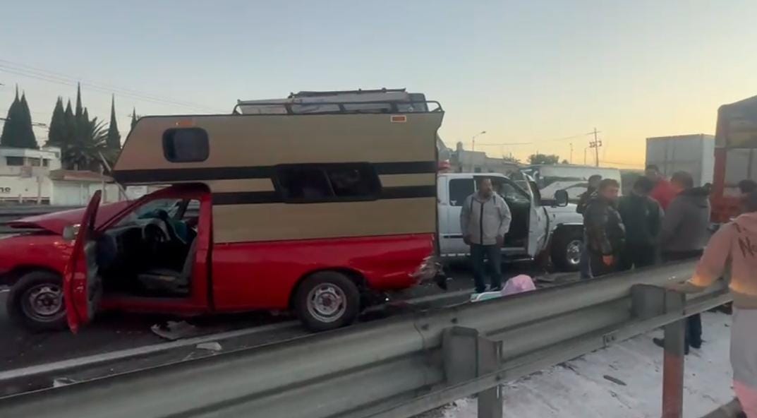 Tráiler choca contra dos camionetas sobre la México-Puebla 