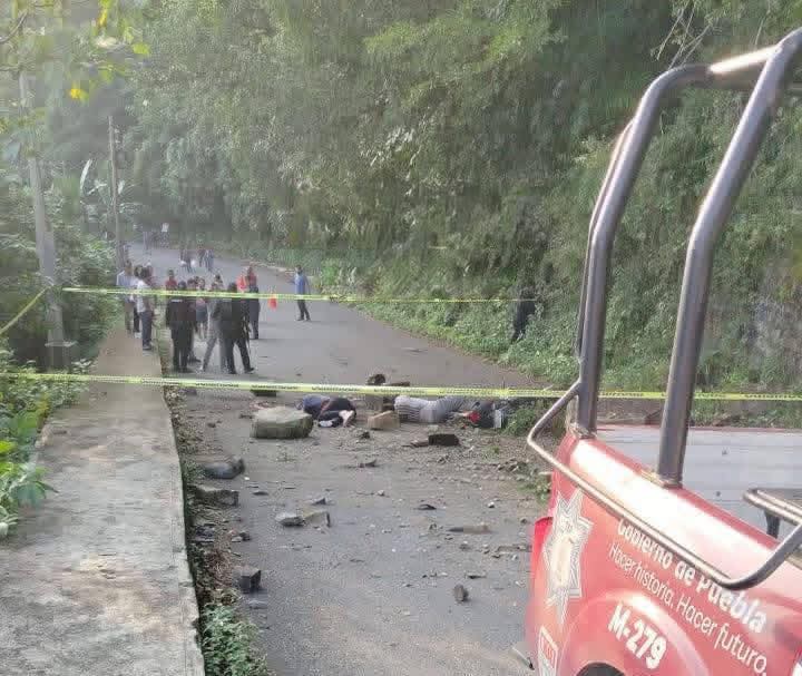 Piedras caen sobre motociclistas y uno muere en Jonotla 