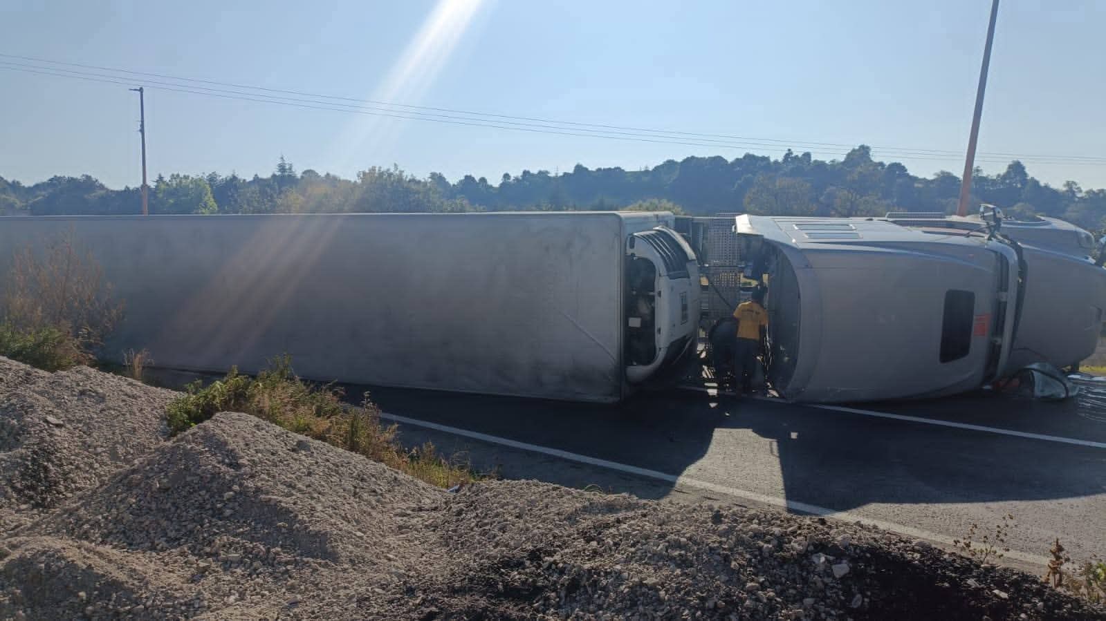 Volcadura de tracto camión en la Puebla-Orizaba genera cierre de vialidad 