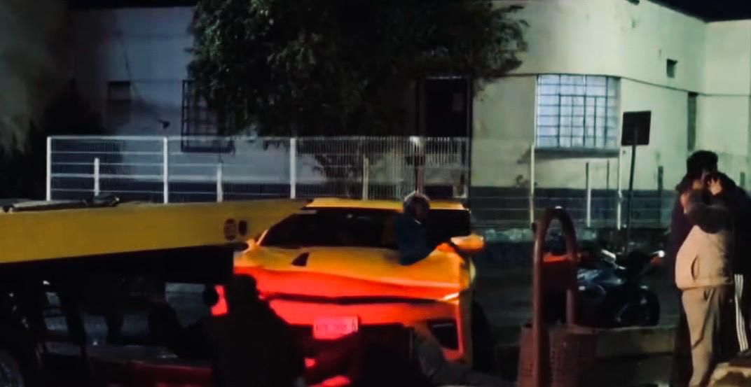 Auto de lujo se estrella contra ex estación del Ferrocarril de Atlixco 