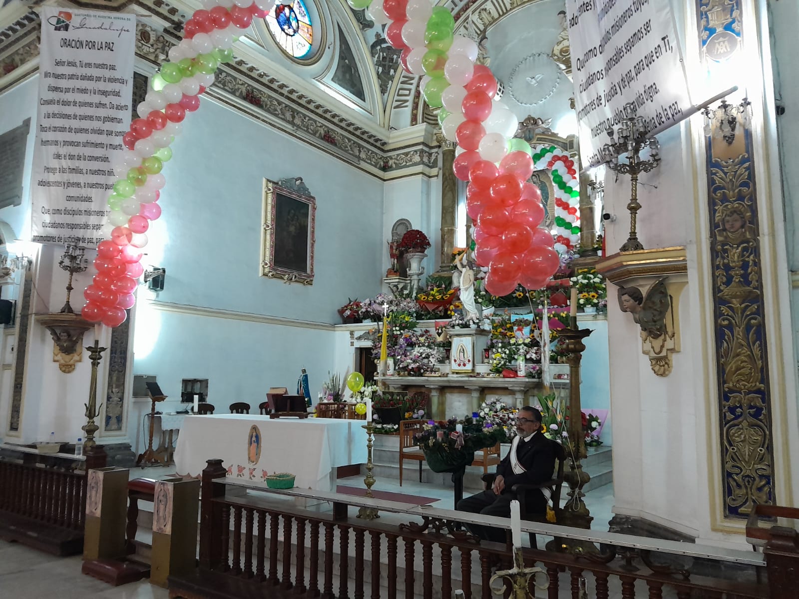 Desde primeras horas, acuden fieles católicos a la Villita a dar gracias a la Virgen de Guadalupe 