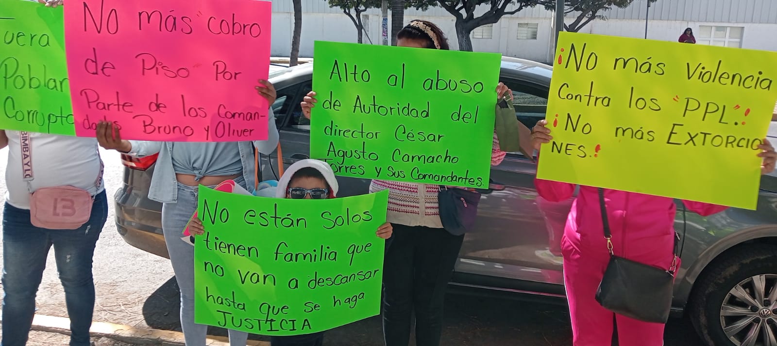 Se manifiestan familiares de internos del penal de Tehuacán para denunciar abusos