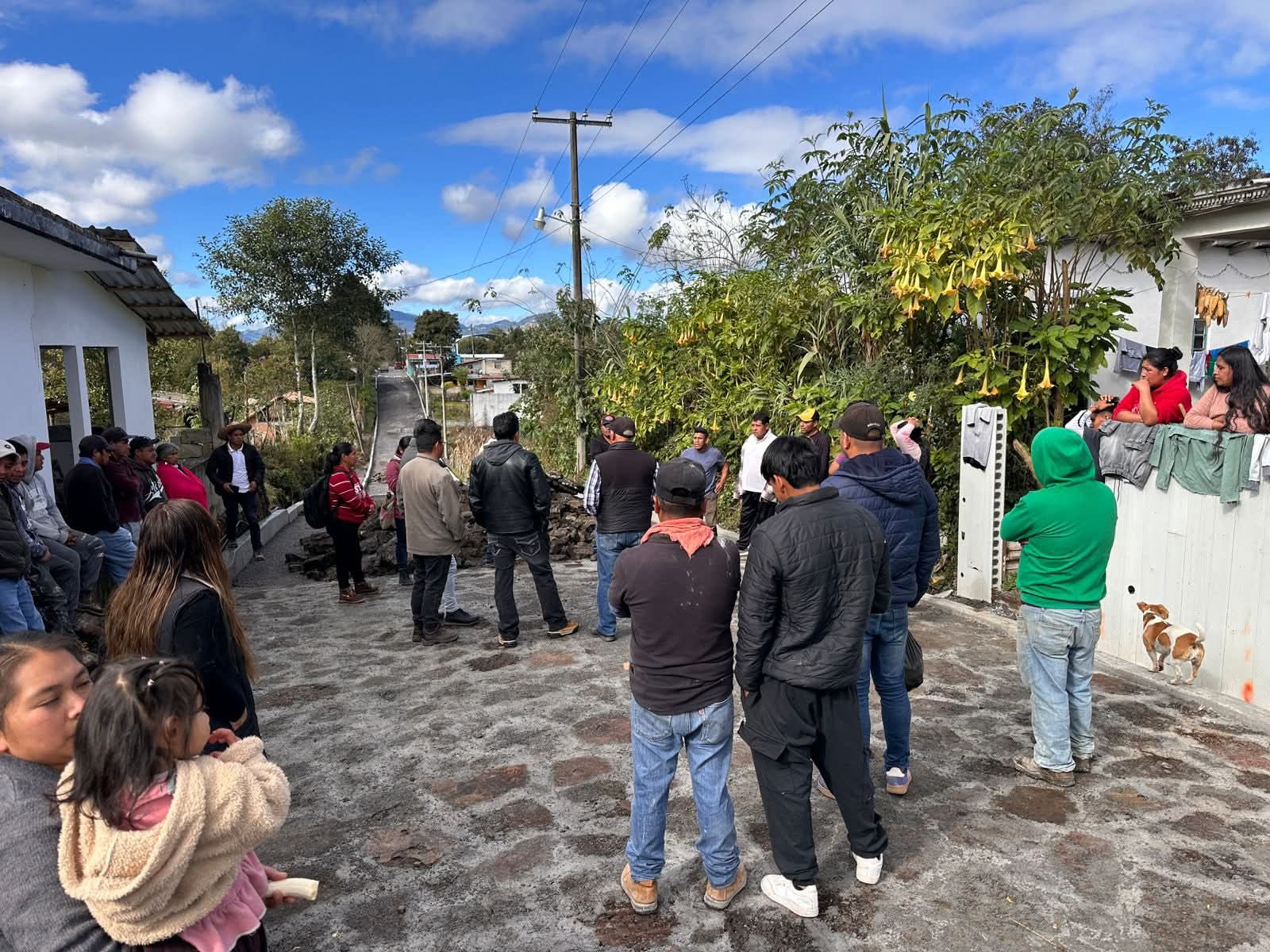 Habitantes de Teteles de Ávila Castillo se manifiestan por mal trabajo en obra