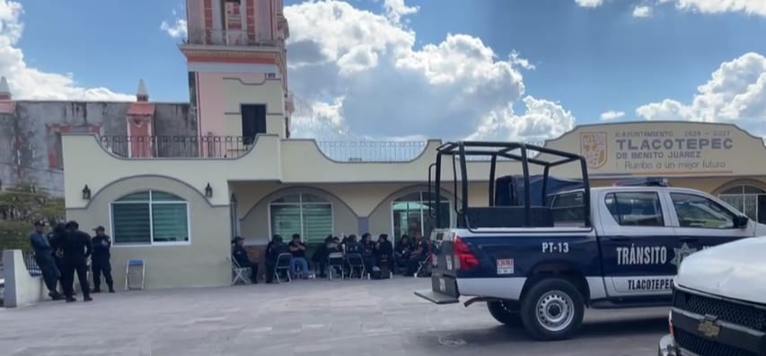 Policía y Tránsito de Tlacotepec paran labores por varias horas ante falta de pago de salario y aguinaldo