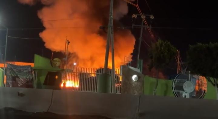 Incendio en la central de abasto de Huixcolotla alerta a vecinos