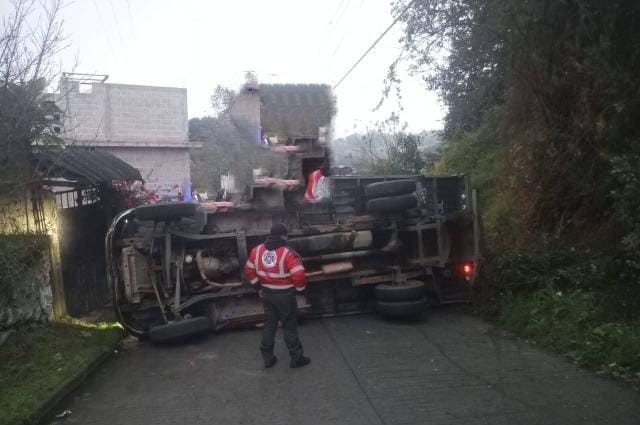 Tras falla mecánica, vuelca unidad pesada en comunidad de Chignautla 