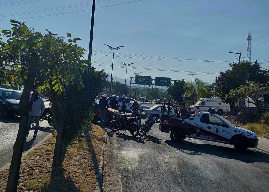 Bloquean Crucero de Cuatro Caminos en Izúcar para exigir localizar a inspector auxiliar