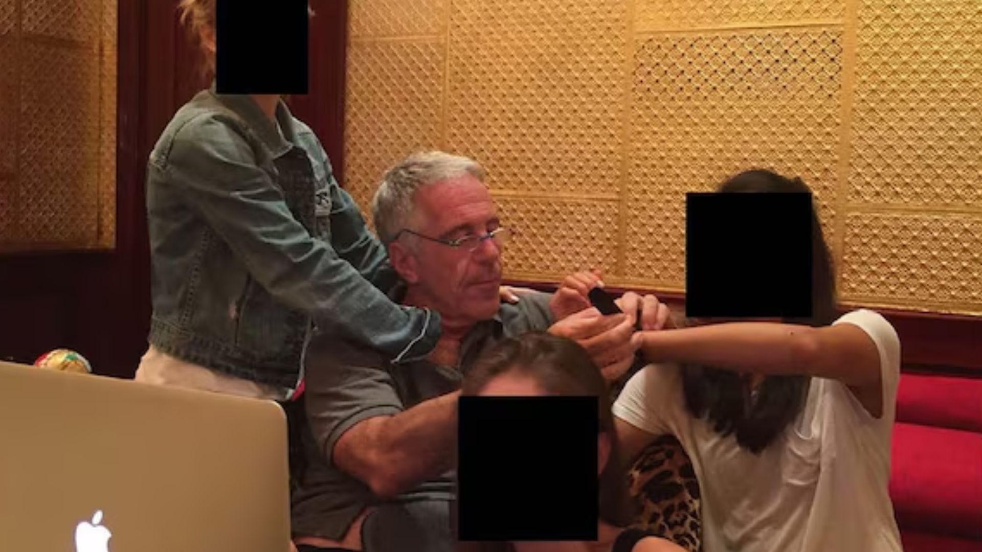 Salen a la luz más fotografías relacionadas con el caso de Jeffrey Epstein