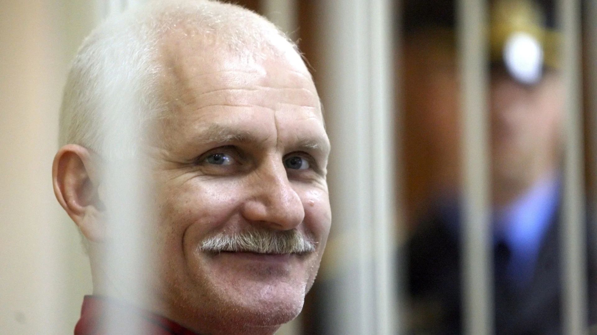 Autoridades en Bielorrusia liberaron al ganador del Nobel de la Paz, Ales Bialiatski 