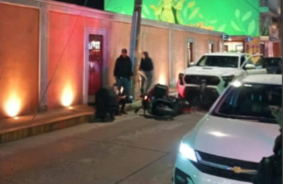 Camioneta arrolla motoneta en Teziutlán y deja tres lesionados 