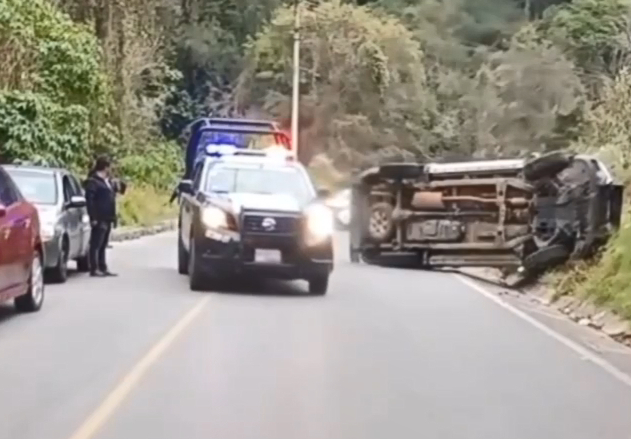 Patrulla de Seguridad Pública Municipal vuelca en el libramiento Oriente de Zacapoaxtla