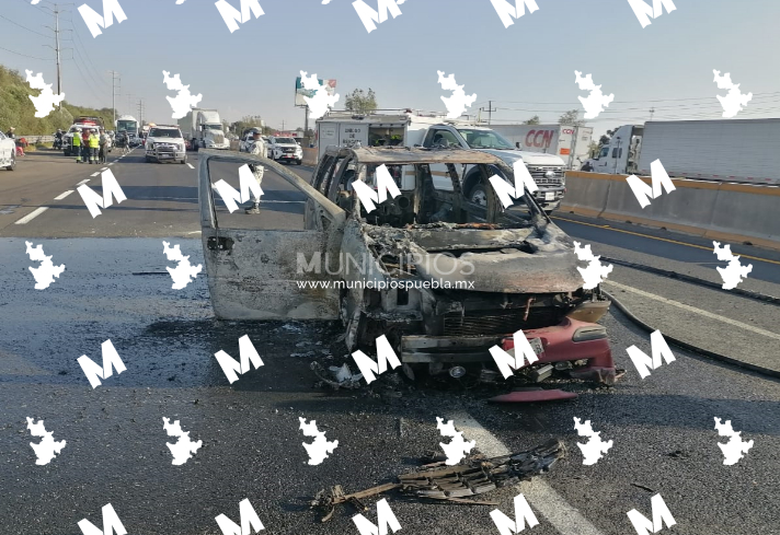 Se incendia camioneta y provoca cierre parcial de la México- Puebla
