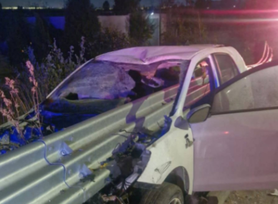 Joven muere al incrustar su auto en barra de contención en el Periférico 