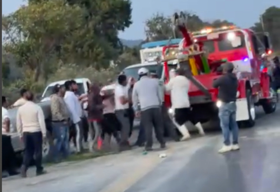 Accidente termina en batalla campal sobre la federal Zacatepec Acatzingo