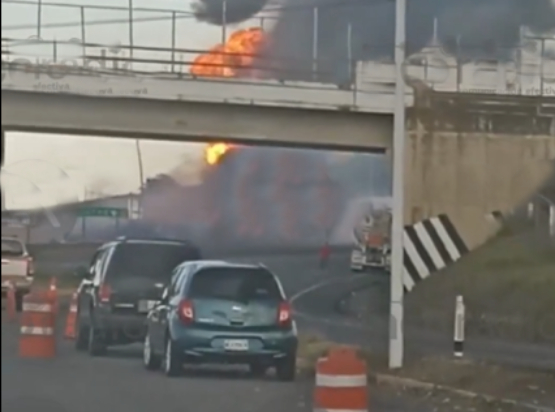 Incendio de pipa provoca cierre total en la autopista México–Tuxpan