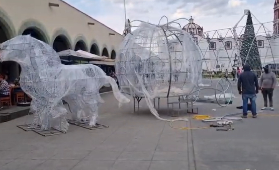 Instalan iluminación y Árbol de Navidad en la Plaza de la Concordia en San Pedro Cholula