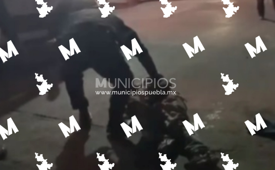 Policías de Texmelucan rescatan a dos presuntos ladrones de ser linchados