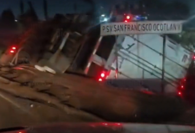 Vuelca tráiler en la México-Puebla a la altura de Coronango