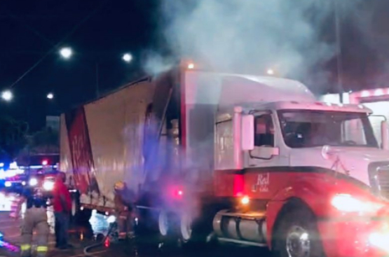 Incendio de tráiler moviliza a cuerpos de emergencia en el bulevar Gastronómico de Atlixco