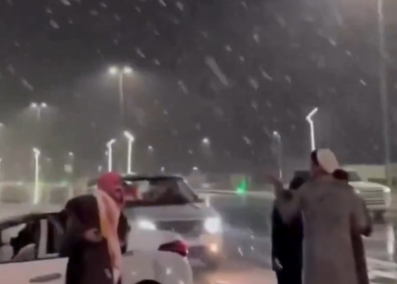 Inusual nevada cubre regiones de Arabia Saudita tras fuerte descenso de temperatura