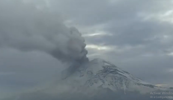 Reportan intensa caída de ceniza en Chiautzingo y alertan por dispersión en varias regiones