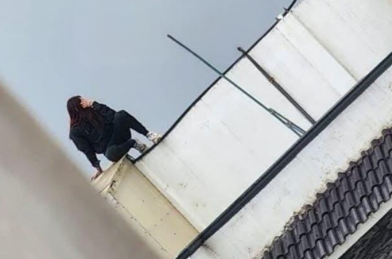 Mujer intenta arrojarse de tercer piso para evitar ser detenida tras asalto en Zaragoza 