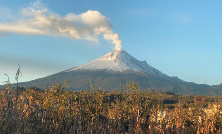 Popocatépetl amanece con fumarola y abundante nieve en su cráter