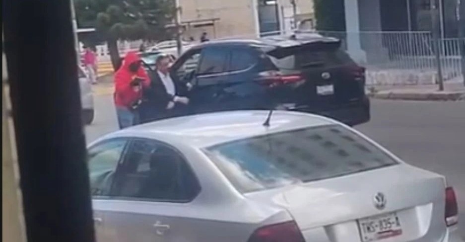 A plena luz del día, encañonan a persona y la asaltan en la ciudad de Puebla