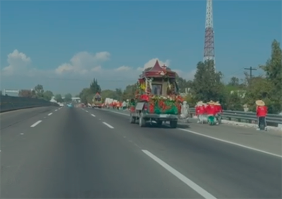 Decenas de peregrinos avanzan en la México-Puebla y generan trafico, reportan automovilistas