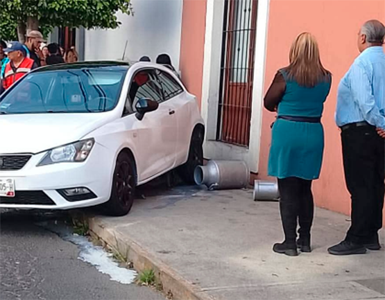 Lechero es atropellado tras choque entre dos autos en el barrio de Santiago