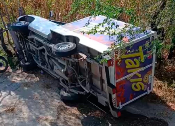 Pierde la vida una persona en volcadura de camioneta de Barcel en Colucan 