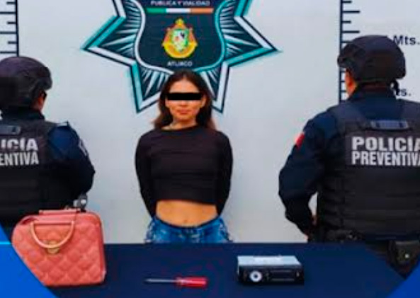 Vecinos de Atlixco atan a poste a mujer que intentaba robar un autoestéreo