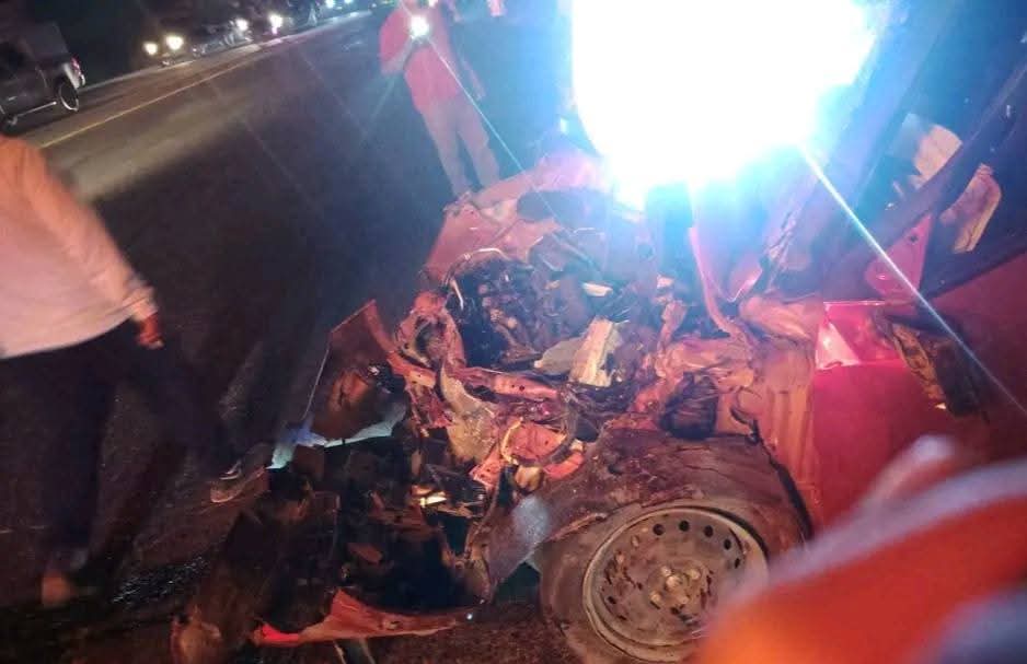 Choca camioneta contra unidad del transporte público en San Hipólito Xochiltenango, hombre herido de gravedad 