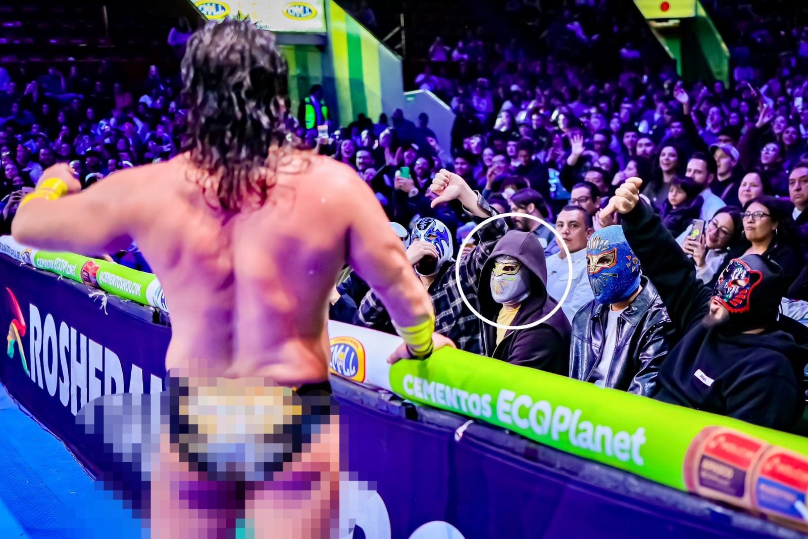 Antes de sus conciertos, Bad Bunny asiste de incógnito a la Arena México 