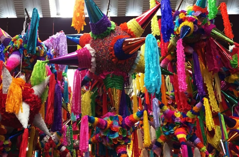 Conoce el origen y significado de las piñatas navideñas 