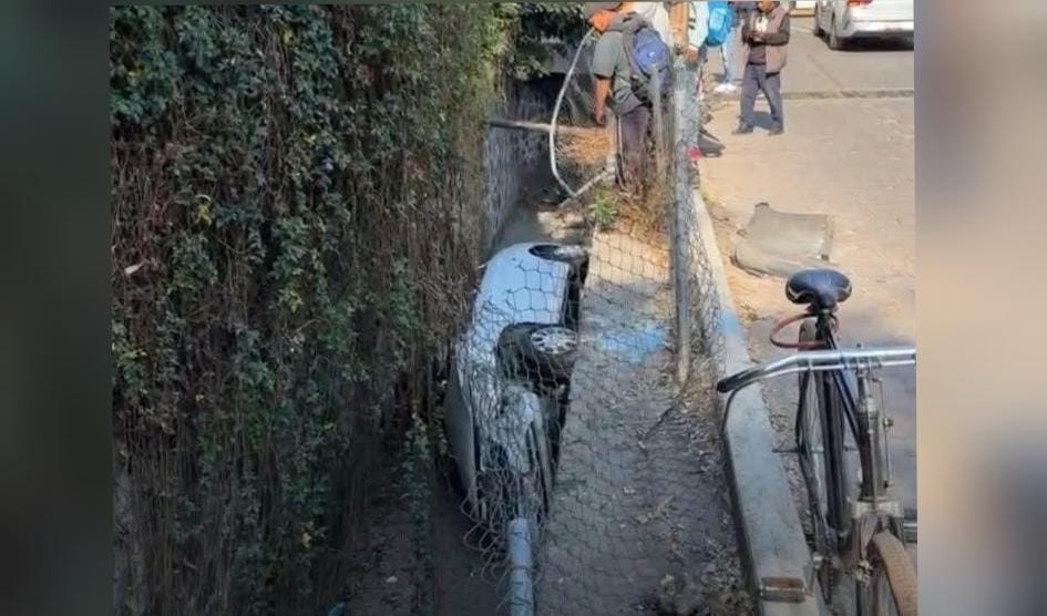 Un hombre en supuesto estado de ebriedad atropelló a una mujer y por querer huir cayó en una zanja 