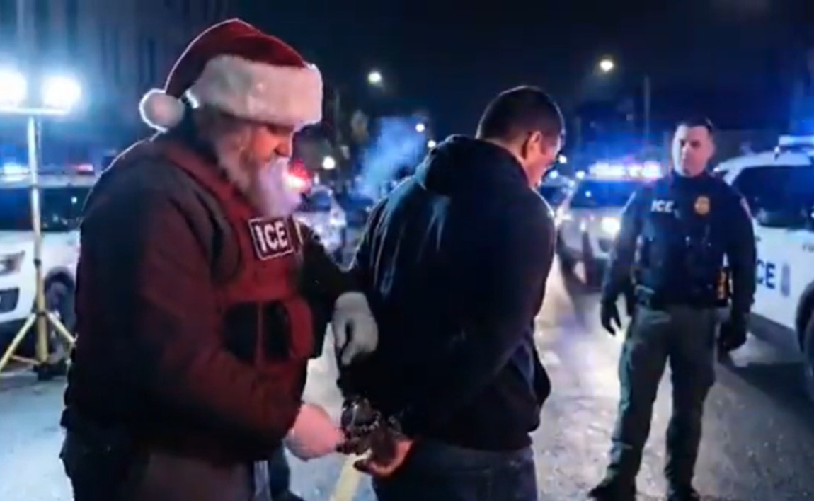 ICE utiliza la imagen de Santa Claus para que migrantes se autodeporten